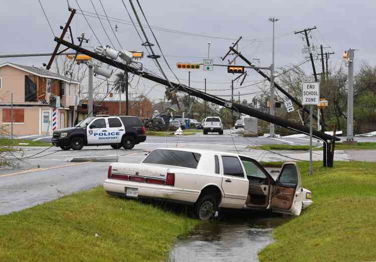 Des lignes électriques tombées au sol à Rockport, au Texas, le 26 août.