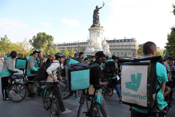 Des livreurs à vélo de la plate-forme Deliveroo manifestent sur la place de la République à Paris, le 11 août.