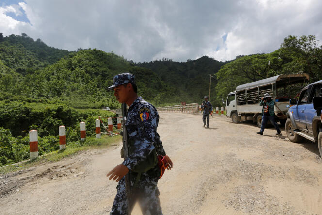 Des policiers montent la garde après une attaque de l’Armée du salut des Rohingya de l’Arakan, à Buthidaung, le 28 août.