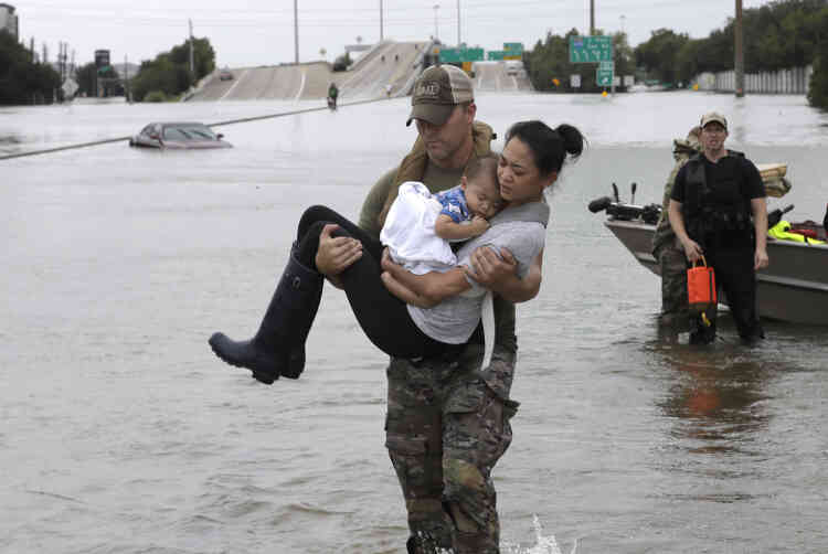 Plus de 50.000 personnes ont dû évacuer des secteurs du comté de Fort Bend, à une cinquantaine de kilomètres de Houston, car la rivière Brazos devrait atteindre cette semaine le niveau record de 18 mètres, soit plus de quatre mètres au-dessus de son niveau de crue.