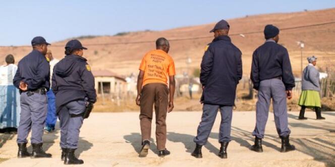 Des policiers d’Estcourt, dans la province du KwaZulu-Natal, en août 2016.