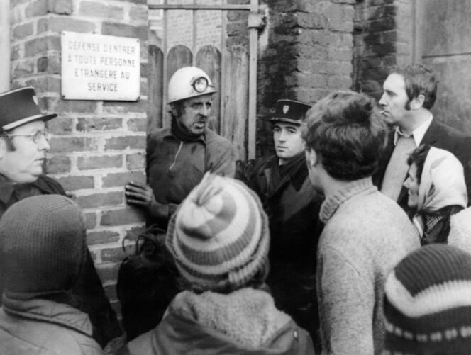 A l’entrée de la fosse de Saint-Amé, à Liévin (Pas-de-Calais), le 27 décembre 1974, peu après la catastrophe.