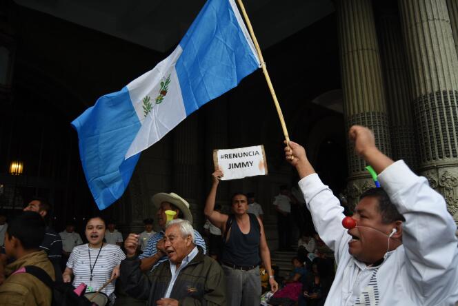 « Renonce, Jimmy », exhorte un manifestant à l’adresse du président guatémaltèque, à Guatemala City, le 28 août.