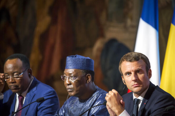 Emmanuel Macron en compagnie de Mahamadou Issoufou, président du Niger (à gauche) et Idriss Deby, président du Tchad, lors du sommet sur les migrants à l'Elysée le 28 août.