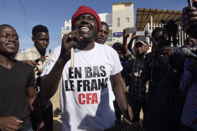 La joie des partisans du militant radical de la cause noire, Kemi Seba, relaxé mardi 29 août, par le tribunal de Dakar. Celui-ci était poursuivi pour avoir brûlé publiquement un billet de 5 000 francs CFA (7,60 euros) à l’occasion d’une manifestation contre la « Françafrique »