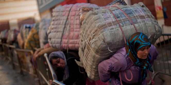 Des porteuses de marchandises au poste-frontière entre le Maroc et l’enclave espagnole de Ceuta, en décembre 2014.