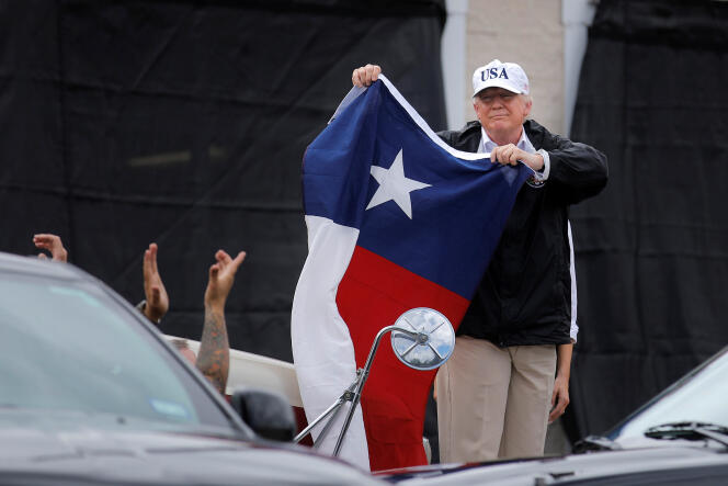 Donald Trump brandit un drapeau du Texas, lors d’une visite dans une caserne de pompiers à Corpus Christi, mardi 29 août.