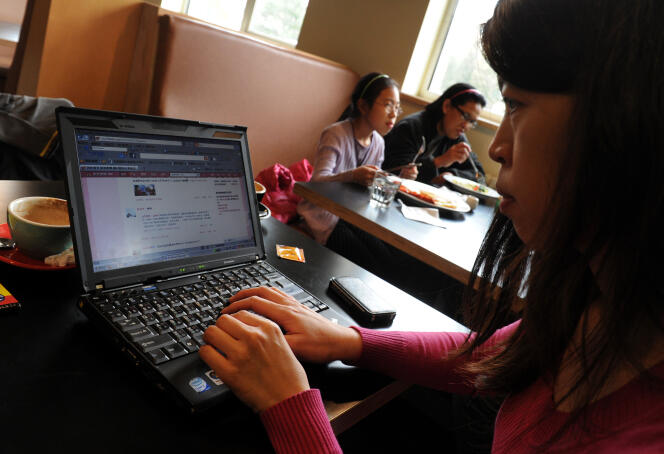 Une femme surfe sur le réseau social chinois Weibo, à Pékin, en 2012.