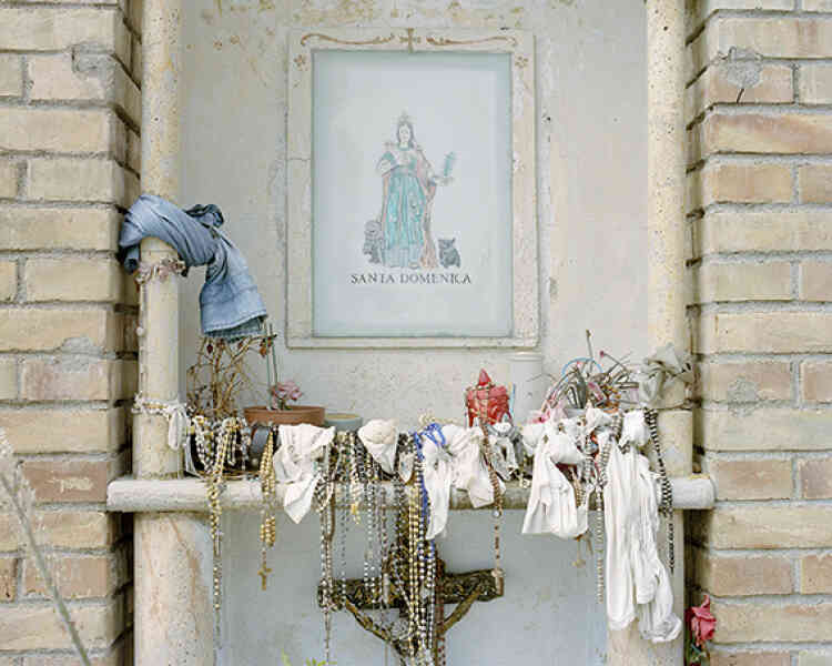 Un autel érigé en bordure de route pour honorer Sainte Dominique, « la Madonna dello Scoglio ».
