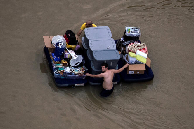 Des habitants de Houston tentent de sauver quelques affaires, le 30 août 2017, après le passage de la tempête Harvey.