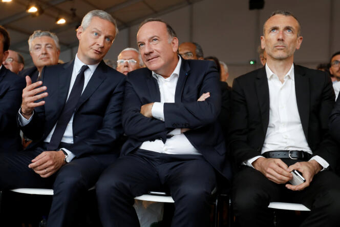 Pierre Gattaz, président du Medef, entouré du ministre de l’économie, Bruno Le Maire et du Pdg de Danone, Emmanuel Faber, le 30 août.