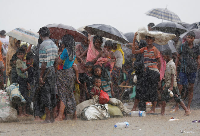 Des réfugiés Rohingya retenus par des gardes-frontières bangladais après être entrés dans le pays illégalement, le 31 août.