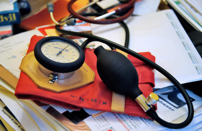 Un stéthoscope dans le bureau d’un médecin, le 25 septembre 2012, en France.