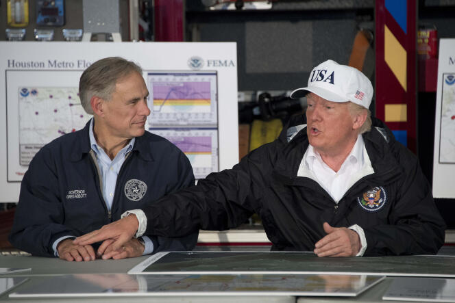Greg Abbott, le gouverneur du Texas, avec le président Donald Trump, à Corpus Christi, près de Houston, le 29 août.