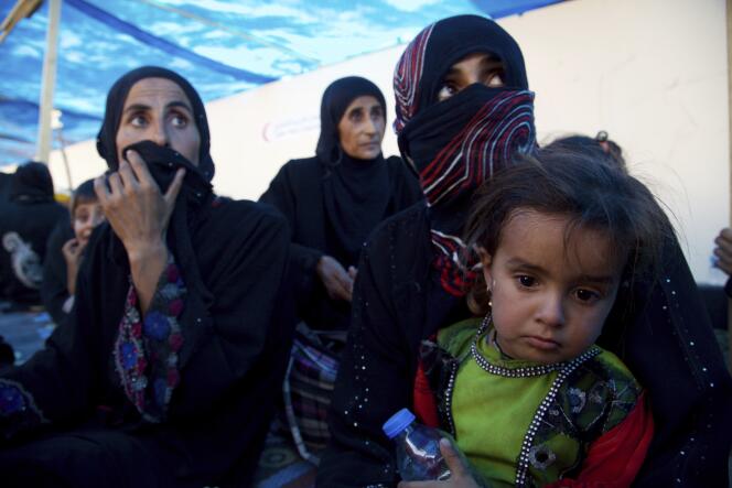 Des femmes et des enfants déplacés, dans les environs de Tal Afar (Irak), le 26 août.