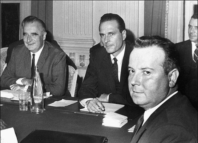 Georges Pompidou, alors Premier Ministre, avec son secrétaire d’Etat à l’emploi Jacques Chirac et le patron de la CGT Georges Séguy pendant les négociations rue de Grenelle, en mai 1968.