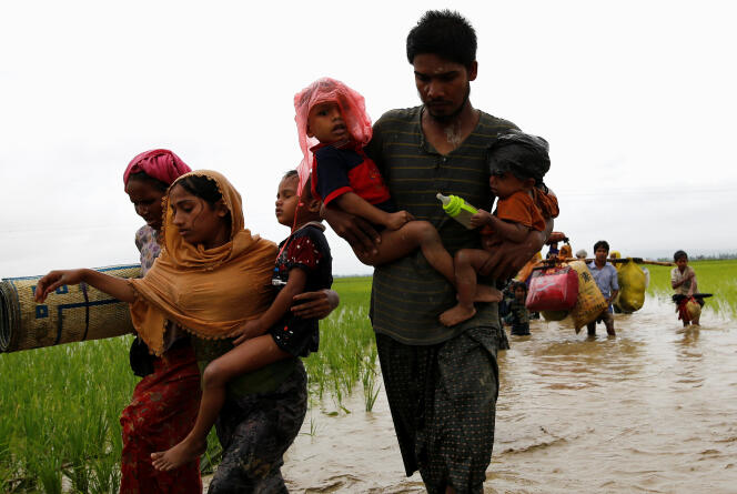 Des réfugiés rohingya tentent de passer la frontière du Bangladesh le 1er septembre 2017.