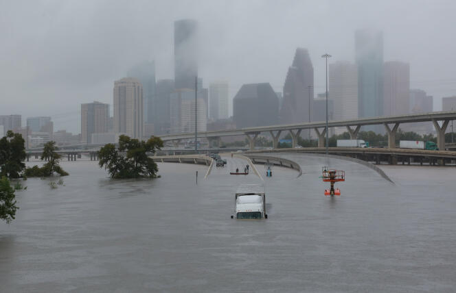 Vue sur la ville de Houston depuis la route 45, au Texas, après la tempête Harvey, le 27 août.