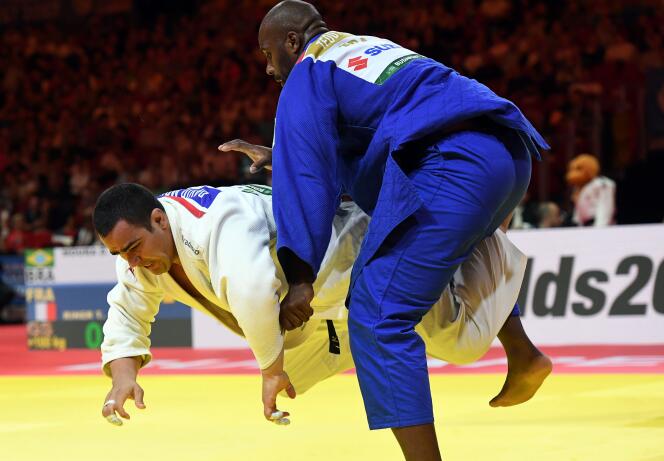 Le judoka français Teddy Riner affronte le Brésilien David Moura et gagne son 9e titre mondial à Budapest, le 1er septembre.