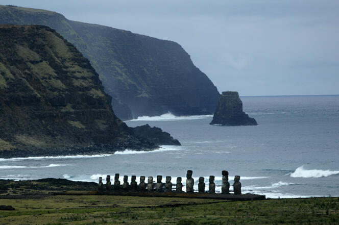 Vue des statues moaï installées sur l’île de Pâques, en octobre 2003.