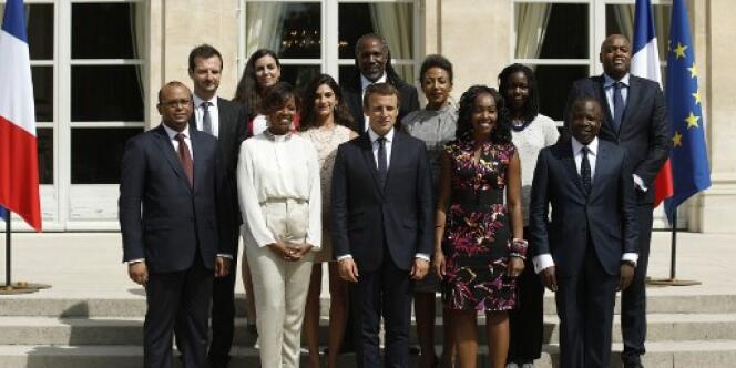 Emmanuel Macron avec les membres de son Conseil présidentiel pour l’Afrique, fin août 2017 à Paris.