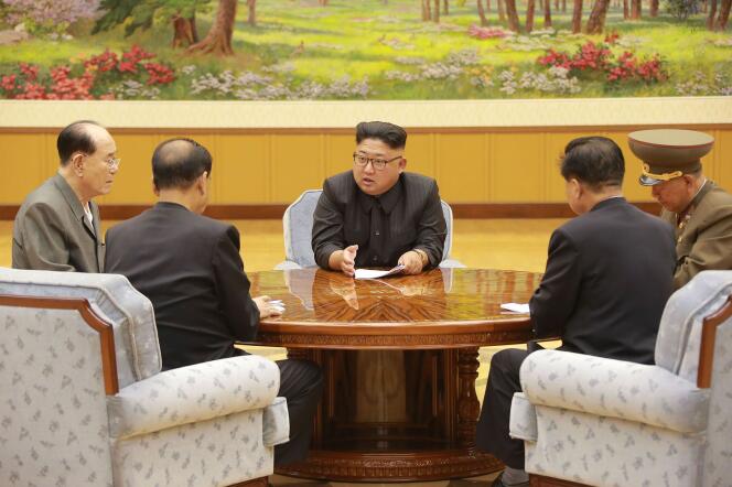 Image de propagande diffusée le 3 septembre, montrant Kim Jong-un et des représentants du Parti du travail de Corée.