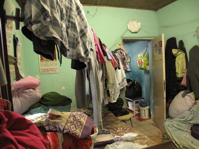 Dans une maison d’Aubervilliers (Seine-Saint-Denis) louée à trente Bangladais, en avril 2013.