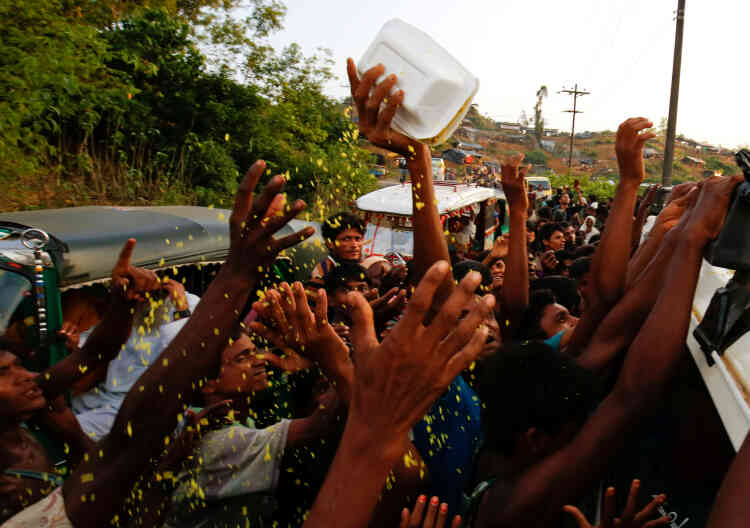 Distribution de nourriture aux Rohingya près de Balukhali, à Cox’s Bazar au Bangladesh, le 4 septembre.