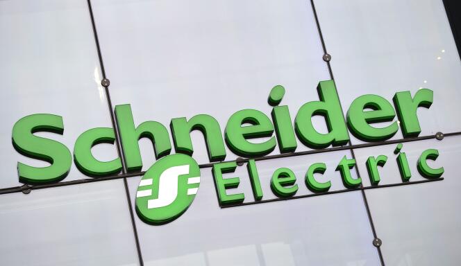 Le logo de Schneider Electric au siège du groupe, à Rueil-Malmaison, à l’ouest de Paris, en septembre 2014.