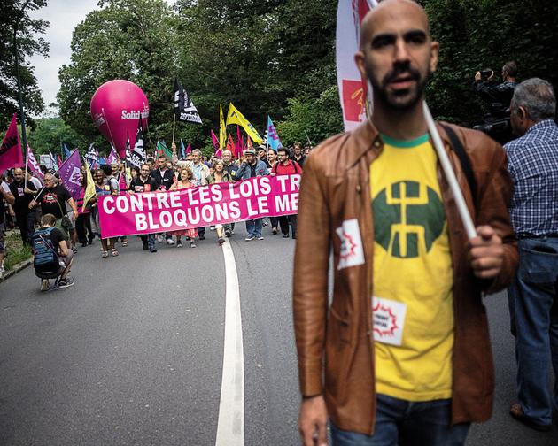 Les militants du Front social ont manifesté le 30 août, à Jouy-en-Josas, durant l’université d’été du Medef.