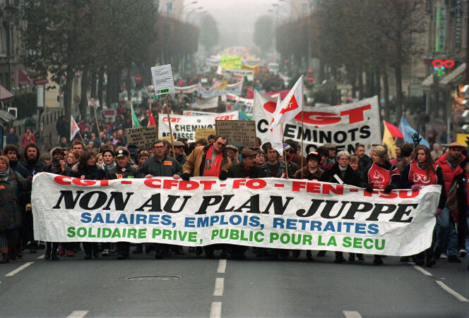 Des dizaines de milliers de manifestants défilaient, le 10 décembre 1995 à Caen, à l'appel de plusieurs organisations syndicales, pour le retrait du plan Juppé de réforme du système de prévoyance sociale.