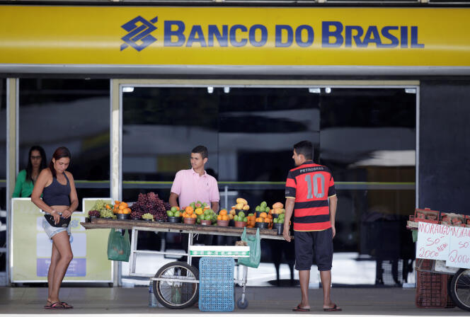 A street vendor in front of a Banco do Brasil branch in Brasilia, in September 2017.