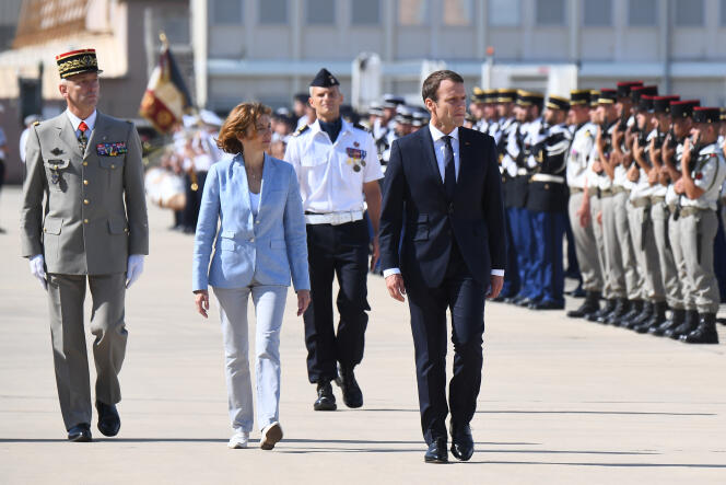 Le chef d’état-major des armées François Lecointre, la ministre des armées, Florence Parly, et le président Emmanuel Macron, à Istres, le 20 juillet.