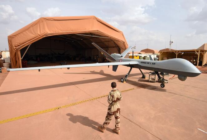 Un soldat français de l’opération Barkhane à côté d’un drone Reaper, sur la base aérienne française à Niamey (Niger), en mars 2016.