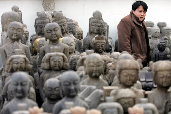 Statues de Bouddha à la vente sur un marché de Pékin.