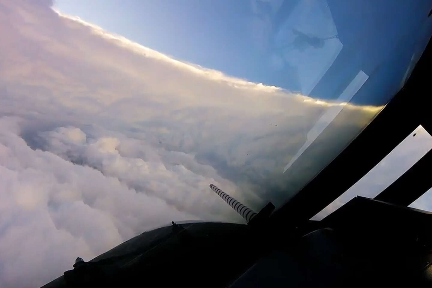 Ouragan Irma un avion filme l int rieur de l il du cyclone