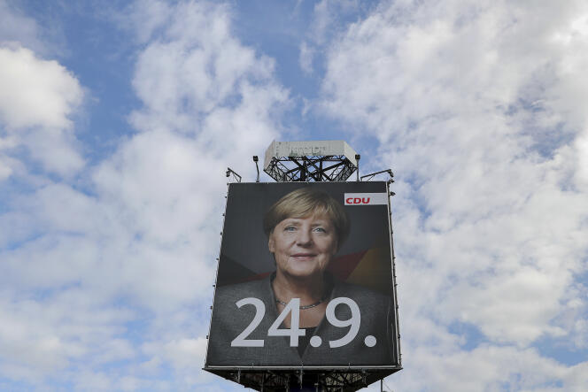 « La victoire d’Angela Merkel ne fait presque aucun doute, mais le choix de son allié pourrait être déterminant pour la politique européenne de l’Allemagne ». (Photo : une affiche géante de la chancellière allemande, candidate de la CDU et favorite des élections allemandes du 24 septembre. A Hermsdorf, dans l’est de l’Allemagne, le 5 septembre).