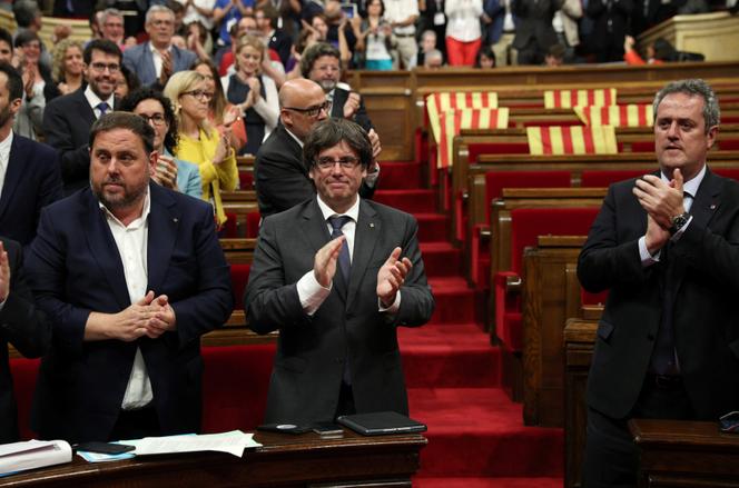 Le président catalan Carles Puigdemont, au centre, après le vote de la loi prévoyant un référendum d’autodétermination, à Barcelone le 6 septembre.