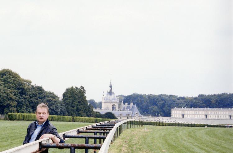 « Francis Bacon se rend à Chantilly pour la première fois à l’été 1927. Il réside tout près, à Saint-Maximin, chez Yvonne Bocquentin, amatrice d’art. Le tableau de Poussin, “le plus crié de l’histoire de la peinture” comme il le dira, le marque profondément. »