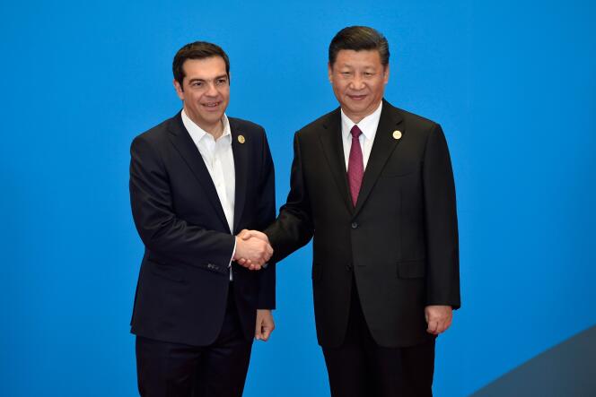 Le premier ministre grec Alexis Tsipras avec le président chinois Xi Jinping, à Pékin, le 15 mai.
