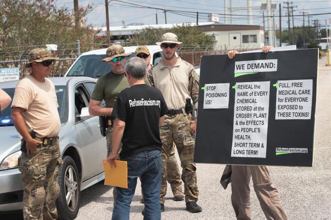 Des enquêteurs du FBI font face à des manifestants devant l’usine chimique Arkema, à Crosby, près de Houston, le 4 septembre.