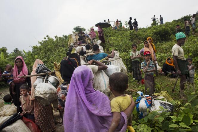 Des réfugiés rohingya fuient la Birmanie en direction du Bangladesh, le 3 septembre 2017.