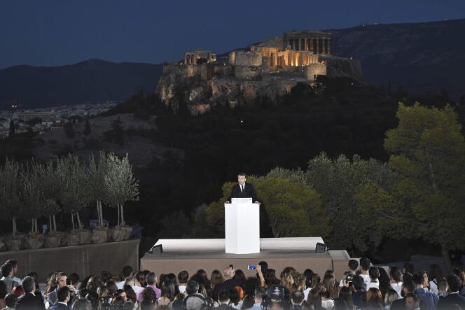 Emmanuel Macron entame son discours depuis la colline du Pnyx, face à l’Acropole, à Athènes, le 7 septembre.