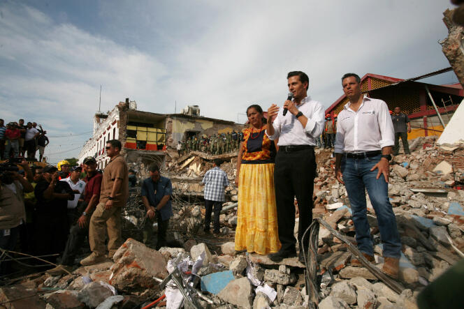 Le président du Mexique Enrique Pena Nieto (avec un micro) s’adresse aux habitants de Juchitán, le 8 septembre.
