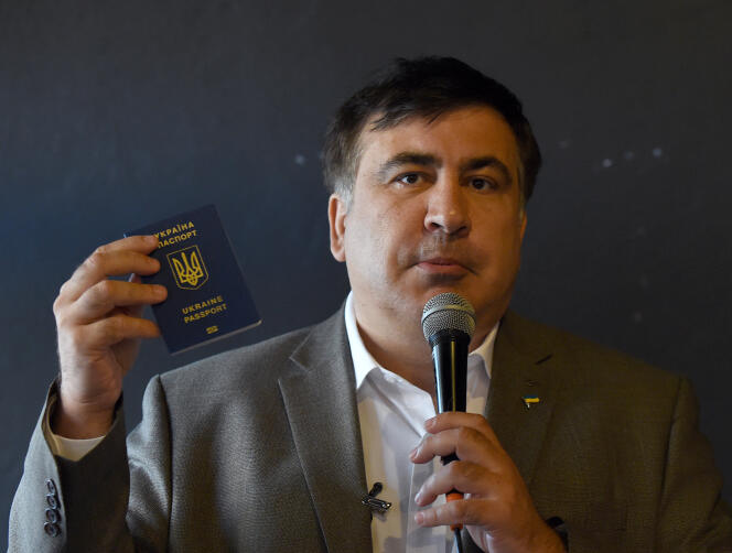 Mikheïl Saakachvili tenant son passeport ukrainien le 9 août.