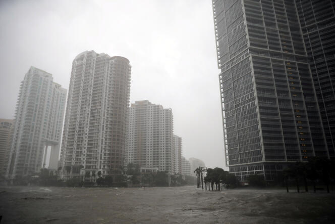 L’eau poussée par les vents violents de l’ouragan Irma a envahi un quartier du centre-ville de Miami (Floride), le 10 septembre.