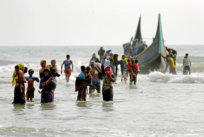 Des réfugiés rohingya rejoignent la terre ferme après avoir gagné le Bangladesh via la baie du Bengale, près de Teknaf, le 5 septembre.