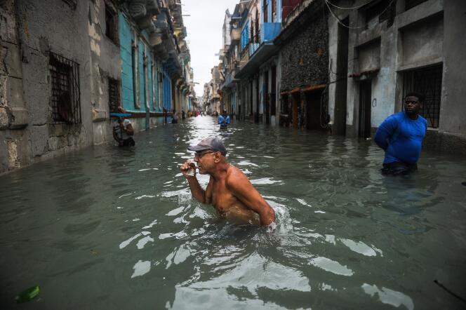 Dans les rues inondées de La Havane, à Cuba, après le passage de l’ouragan Irma, le 10 septembre.