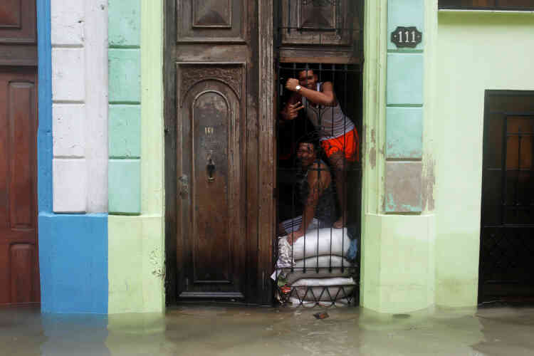 A La Havane, les vagues ont provoqué une pénétration de mer sur quelque 250 mètres à l’intérieur de la ville.