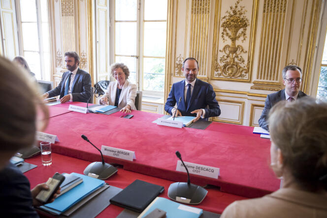 Le 31 août, Muriel Pénicaud, ministre du travail, et Edouard Philippe, premier ministre, participent à une réunion à l'Hôtel de Matigon au cours de laquelle le gouvernement présente le contenu des ordonnances sur la réforme du droit du travail aux organisations syndicales.